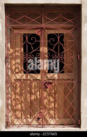 Grille sur une maison à Camaguey à Cuba, Caraïbes, Amérique Banque D'Images