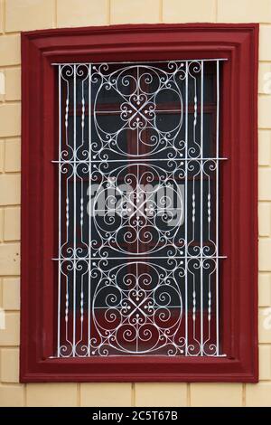 Grille sur une maison à Camaguey à Cuba, Caraïbes, Amérique Banque D'Images