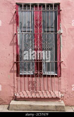 Grille sur une maison à Camaguey à Cuba, Caraïbes, Amérique Banque D'Images