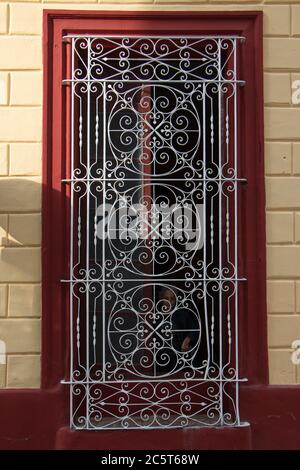Grille sur une maison à Camaguey à Cuba, Caraïbes, Amérique Banque D'Images