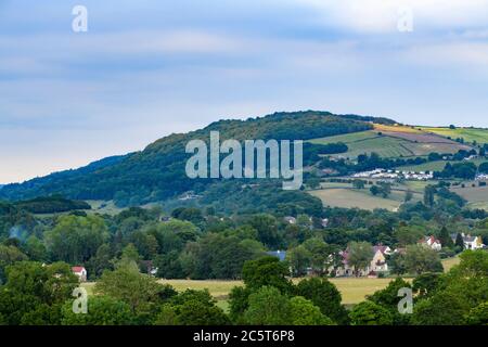 Haut site historique de crête ou escarpement, arbres de bois sur la colline et maisons dans la vallée pittoresque - vue sur Chevin Forest Park, Wharfedale, Angleterre Royaume-Uni Banque D'Images