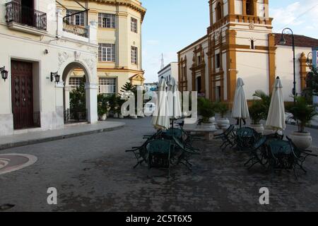 Matin sur la Plaza del Galo à Camaguey à Cuba, Caraïbes, Amérique Banque D'Images