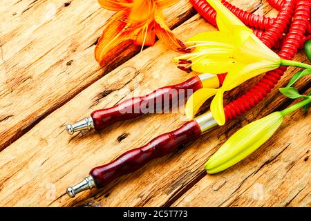 Narguilé oriental fumant avec tabac à fleurs parfumé. Banque D'Images