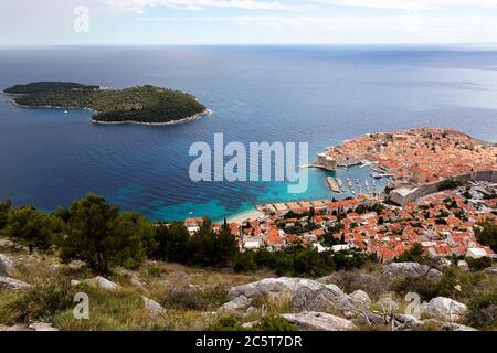 Vue panoramique aérienne de la ville historique de Dubrovnik, depuis la montagne SRD Banque D'Images