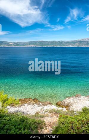 Côte rocheuse avec eau de mer turquoise en Croatie Banque D'Images