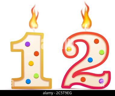 Douze ans anniversaire, 12 numéro en forme de bougie d'anniversaire avec feu sur blanc Illustration de Vecteur