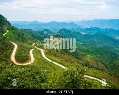 Ha Giang géoparc karstiques paysages de montagne dans le nord du Vietnam. Route sinueuse dans un paysage magnifique. Ha Giang boucle moto, célèbre destination voyage biker Banque D'Images