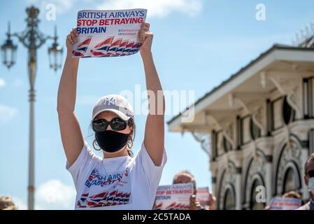 Brighton UK 3 juillet 2020 : le personnel de British Airways s'est réuni sur le front de mer de Brighton, à côté de la tour d'observation i360, propriété de BA, pour protester contre la compagnie aérienne Banque D'Images