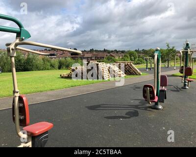 Des palettes en bois empilées sur le site d'un feu de camp loyaliste à côté d'une salle de sport extérieure à Orangefield Park, dans l'est de Belfast. Banque D'Images