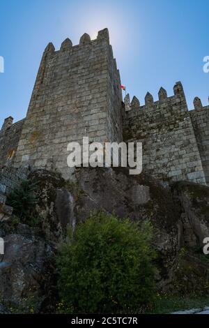 Guimarães, Portugal - emblématique Château médiéval de la colline Sainte - construit sous les ordres de Mumadona Dias au Xe siècle pour se défendre contre les attaques par Banque D'Images