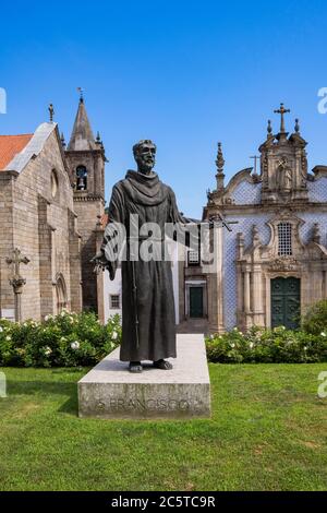 Guimarães, Portugal - Statue de Saint François devant l'église Saint François - magnifique bâtiment baroque avec une façade bleue en tuiles 'Azulejo' Banque D'Images