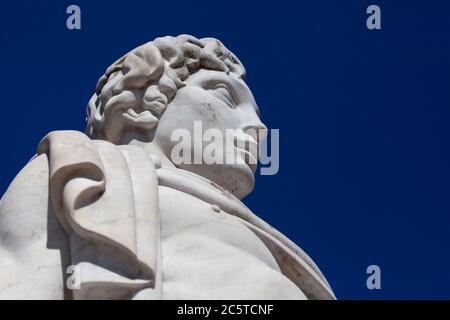 Portrait de statue de marbre d'athlète contre ciel bleu - lumière du soleil Banque D'Images