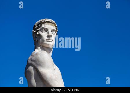 Portrait de statue de marbre d'athlète contre ciel bleu - lumière du soleil Banque D'Images