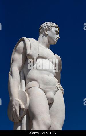 Portrait de statue de marbre d'athlète contre ciel bleu - lumière du soleil Banque D'Images