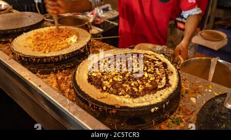 Variétés de dosa cuites dans un comptoir lors d'un festival de nourriture Banque D'Images