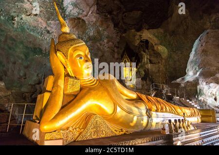 Bouddha couché dans la grotte du Temple Wat Tham Suwankhuha (grotte des singes) à Phang Nga, Thaïlande. Banque D'Images