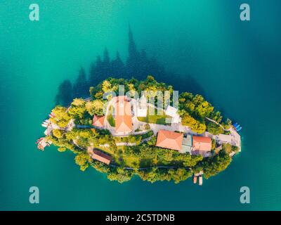 Ancienne église située sur l'île au milieu du lac Bled Banque D'Images