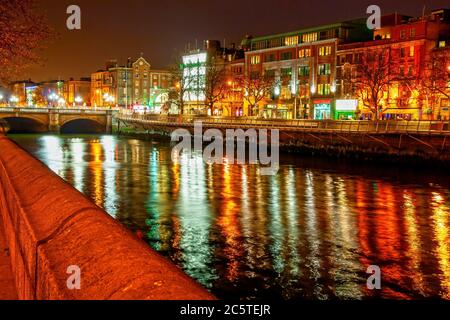 Dublin de nuit en Irlande, la ville illumine la rivière Liffey. Banque D'Images