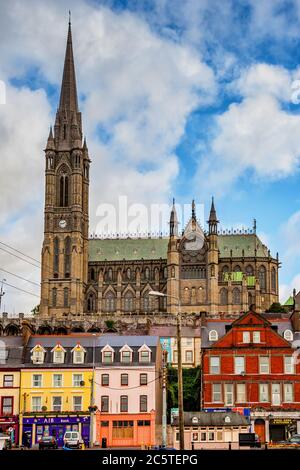 Ville de Cobh en Irlande, comté de Cork, maisons colorées et église de la cathédrale Saint-Colman ci-dessus. Banque D'Images