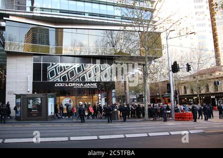 Sydney, Australie. 5 juillet 2020. Un groupe de personnes noires comptent des manifestants qui ont défilé le long de George Street jusqu'à Victoria Park, à Camperdown. La police a sorti un appareil qui avait l'air inhabituel. Photo : George Street, Sydney. Crédit : carotte/Alamy Live News Banque D'Images