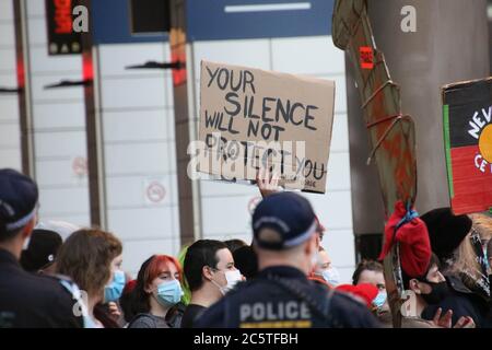 Sydney, Australie. 5 juillet 2020. Un groupe de personnes noires comptent des manifestants qui ont défilé le long de George Street jusqu'à Victoria Park, à Camperdown. La police a sorti un appareil qui avait l'air inhabituel. Photo : George Street, Sydney. Crédit : carotte/Alamy Live News Banque D'Images