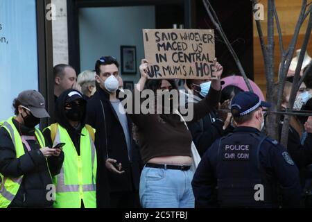 Sydney, Australie. 5 juillet 2020. Un groupe de personnes noires comptent des manifestants qui ont défilé le long de George Street jusqu'à Victoria Park, à Camperdown. La police a sorti un appareil qui avait l'air inhabituel. Photo : George Street, Sydney. Crédit : carotte/Alamy Live News Banque D'Images