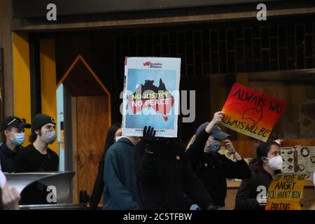 Sydney, Australie. 5 juillet 2020. Un groupe de personnes noires comptent des manifestants qui ont défilé le long de George Street jusqu'à Victoria Park, à Camperdown. La police a sorti un appareil qui avait l'air inhabituel. Photo : George Street, Sydney. Crédit : carotte/Alamy Live News Banque D'Images