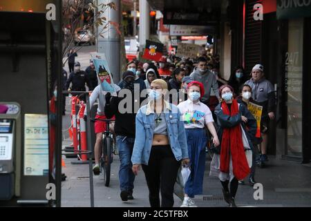 Sydney, Australie. 5 juillet 2020. Un groupe de personnes noires comptent des manifestants qui ont défilé le long de George Street jusqu'à Victoria Park, à Camperdown. La police a sorti un appareil qui avait l'air inhabituel. Photo : George Street, Sydney. Crédit : carotte/Alamy Live News Banque D'Images