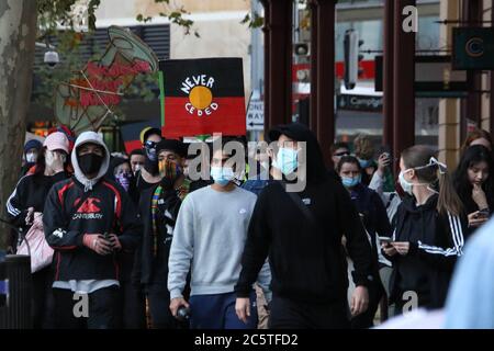 Sydney, Australie. 5 juillet 2020. Un groupe de personnes noires comptent des manifestants qui ont défilé le long de George Street jusqu'à Victoria Park, à Camperdown. La police a sorti un appareil qui avait l'air inhabituel. Photo : George Street, Sydney. Crédit : carotte/Alamy Live News Banque D'Images