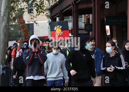 Sydney, Australie. 5 juillet 2020. Un groupe de personnes noires comptent des manifestants qui ont défilé le long de George Street jusqu'à Victoria Park, à Camperdown. La police a sorti un appareil qui avait l'air inhabituel. Photo : George Street, Sydney. Crédit : carotte/Alamy Live News Banque D'Images