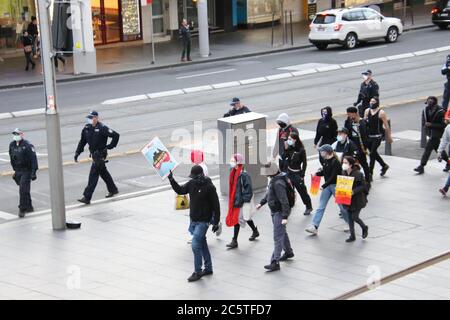 Sydney, Australie. 5 juillet 2020. Un groupe de personnes noires comptent des manifestants qui ont défilé le long de George Street jusqu'à Victoria Park, à Camperdown. La police a sorti un appareil qui avait l'air inhabituel. Photo : George Street, Sydney. Crédit : carotte/Alamy Live News Banque D'Images