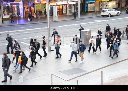 Sydney, Australie. 5 juillet 2020. Un groupe de personnes noires comptent des manifestants qui ont défilé le long de George Street jusqu'à Victoria Park, à Camperdown. La police a sorti un appareil qui avait l'air inhabituel. Photo : George Street, Sydney. Crédit : carotte/Alamy Live News Banque D'Images