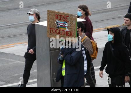 Sydney, Australie. 5 juillet 2020. Un groupe de personnes noires comptent des manifestants qui ont défilé le long de George Street jusqu'à Victoria Park, à Camperdown. La police a sorti un appareil qui avait l'air inhabituel. Photo : George Street, Sydney. Crédit : carotte/Alamy Live News Banque D'Images