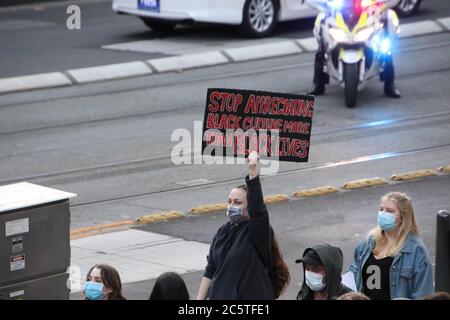 Sydney, Australie. 5 juillet 2020. Un groupe de personnes noires comptent des manifestants qui ont défilé le long de George Street jusqu'à Victoria Park, à Camperdown. La police a sorti un appareil qui avait l'air inhabituel. Photo : George Street, Sydney. Crédit : carotte/Alamy Live News Banque D'Images