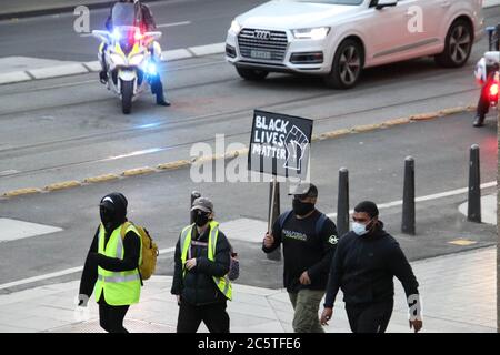 Sydney, Australie. 5 juillet 2020. Un groupe de personnes noires comptent des manifestants qui ont défilé le long de George Street jusqu'à Victoria Park, à Camperdown. La police a sorti un appareil qui avait l'air inhabituel. Photo : George Street, Sydney. Crédit : carotte/Alamy Live News Banque D'Images