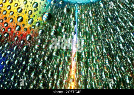 Macro de gouttes d'eau sur fond multicolore Banque D'Images