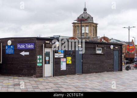 Bureau de l'inspecteur de la plage sur Marine Parade, avec lieu d'événement Kursaal à Southend on Sea, Essex, Royaume-Uni. Esplanade est. Bureau des équipements de bord de mer Banque D'Images