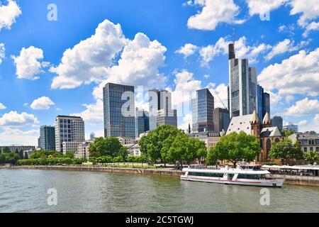 Vue sur les gratte-ciel du quartier financier du centre-ville moderne de Francfort et du fleuve main en Allemagne Banque D'Images