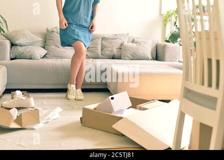 femme adulte essayant des chaussures de sport devant un miroir Banque D'Images