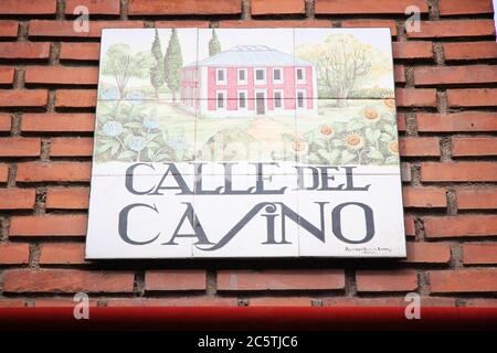 MADRID, ESPAGNE - 24 OCTOBRE 2012 : Calle del Casino panneau de rue typique à Madrid, Espagne. Les panneaux de céramique artistique sont typiques de Madrid. Banque D'Images