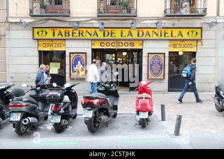 MADRID, ESPAGNE - 24 OCTOBRE 2012 : les gens visitent des restaurants espagnols typiques à Madrid. Madrid compte plus de 4,000 restaurants. Banque D'Images