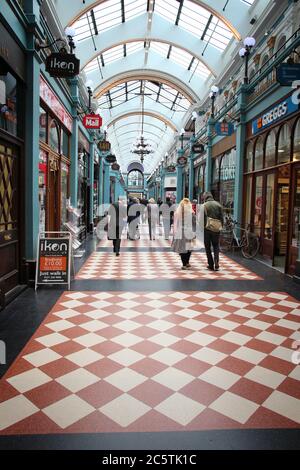 BIRMINGHAM, Royaume-Uni - 19 AVRIL 2013 : boutique de personnes à Great Western Arcade à Birmingham, Royaume-Uni. La galerie marchande est un célèbre monument classé Grade II, bui Banque D'Images