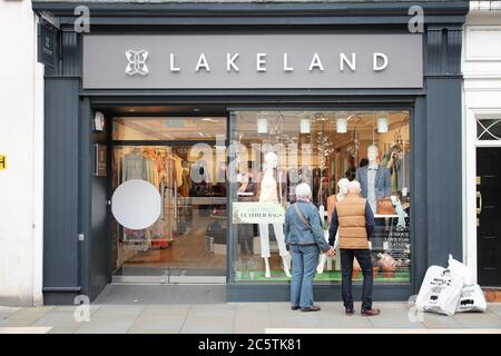 MANCHESTER, Royaume-Uni - 21 AVRIL 2013 : les gens visitent le magasin de mode Lakeland à Manchester, Royaume-Uni. Lakeland est une marque britannique spécialisée en cuir de Cumbria. JE Banque D'Images