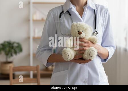 Gros plan d'une infirmière qui pose avec un ours en peluche Banque D'Images