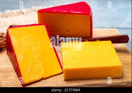 Gros plan de fromage cheddar jaune ciré rouge britannique Banque D'Images