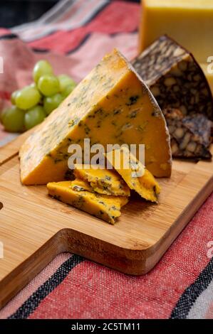 Fromages britanniques et irlandais, assiette de dégustation avec shropshire bleu, fromage de portier brun et cheddar fumé Banque D'Images