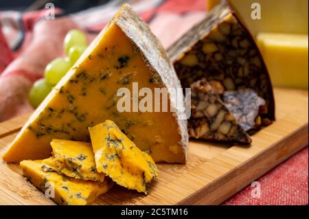 Fromages britanniques et irlandais, assiette de dégustation avec shropshire bleu, fromage de portier brun et cheddar fumé Banque D'Images