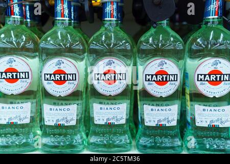 Tyumen, Russie-04 mai 2020: Plateau de bouteilles Martini bianco dans un supermarché Banque D'Images