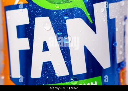 Tyumen, Russie-20 mai 2020 : logo Fanta Orange, soda. Boissons gazeuses Banque D'Images