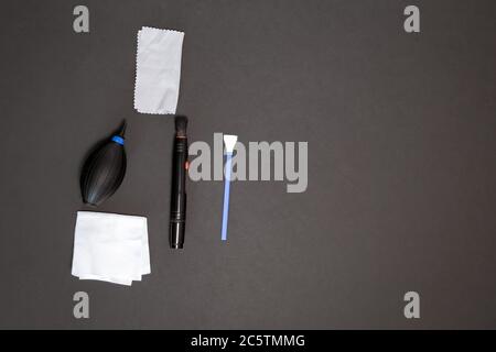 Travail avec le photographe, appareil photo DSLR, kit de nettoyage de  lentille et accessoire appareil photo noir foncé sur arrière-plan du  tableau. Photographie de voyage hobby Photo Stock - Alamy